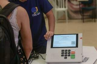 Urna eletrônica sendo manuseada por servidor da Justiça Eleitoral (Foto: Marcos Maluf/Arquivo)