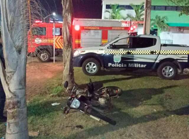 Rapaz de 27 anos bate motocicleta em &aacute;rvore e morre no hospital