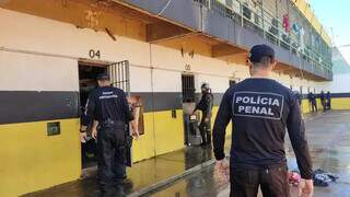 Policiais penais durante revista em celas do Presídio de Segurança Máxima, em Campo Grande (Foto/Divulgação)