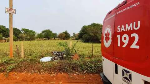 Homem morre após perder o controle e bater moto contra poste