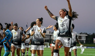 Jogadores do time feminino de futebol do Corinthians comemorando vitória (Foto: Divulgação/Conmebol)