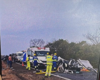 Veículo Gol ficou totalmente destruído após o acidente (Foto: Paranaíba Notícia)