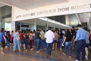 Candidatos chegando para concurso público realizado em Campo Grande (Foto: Henrique Kawaminami)