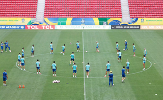 Jogadores treinam no Mané Garrincha na véspera da partida. (Foto: Rafael Ribeiro/CBF)