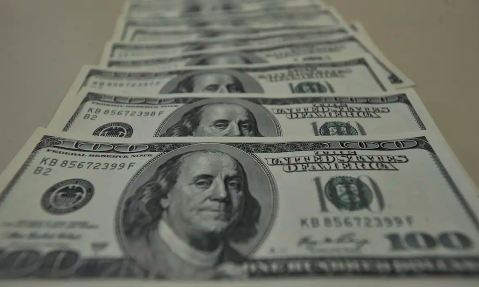 Dólar à vista abre semana em queda, cotado a R$ 5,58