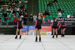 Alunas da Escola de Patinação Artística André Volnei se apresentando. (Foto: Divulgação)