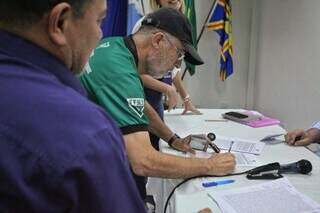 Representante da FFMS assinando ata ao final da assembleia (Foto: Paulo Francis)