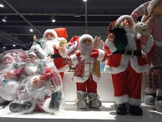 Há uma variede de opção de esculturas do Papai Noel na loja (Foto: Idaicy Solano)