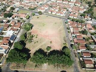 Vista aérea do terreno onde será construído o Loteamento Nova Bahia (Foto: Divulgação)