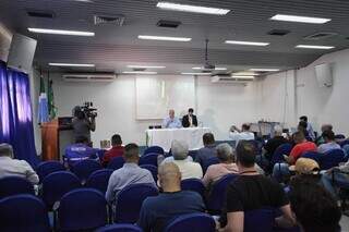 Assembleia com os clubes e filiados feita na CDL nesta segunda-feira (Foto: Paulo Francis)