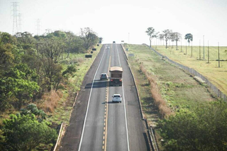 Veículo fazendo ultrapassagem proibida na BR-262. (Foto: Arquivo/Henrique Kawaminami)