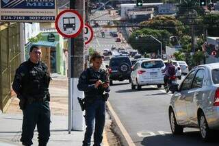 Fiscalização em corredor de ônibus na Rua Rui Barbosa, em julho deste ano.(Foto: Henrique Kawaminami)