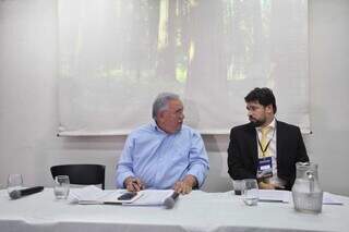 Estevão Petrallás ao lado de Rafael na mesa da assembleia (Foto: Paulo Francis)