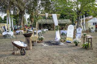 No quesito decoração, o casamento foi fiel ao estilo rústico, com toques ligados ao campo. (Foto: Alexandre Fotografia)