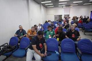 Representantes de clubes reunidos em assembleia (Foto: Paulo Francis)