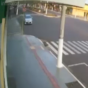 Motorista perde controle da direção, bate em poste e invade funerária