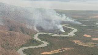 Imagem aérea de focos de incêndio na região da Serra do Amolar (Foto: IHP)