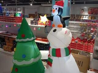 Urso e pinguim decorando Àrvore de Natal inflável é opção de decoração (Foto: Idaicy Solano)