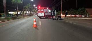 Jovens caídos em avenida depois de acidente. (Foto: JP News)