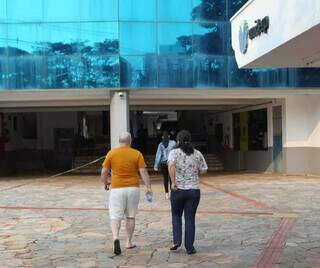 Chegada de candidatos em local de aplicação das provas em Campo Grande (Foto: Paulo Francis)