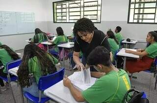 Professora orienta aluno em sala de escola estadual (Foto: SED/Divulgação)