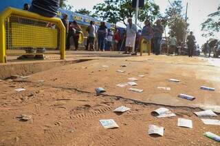 Santinhos de candidatos espalhados em frente à escola no dia de votação do primeiro turno das Eleições Municipais deste ano (Foto: Henrique Kawaminami)