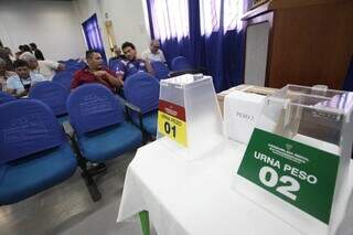 Urnas usadas na assembleia desta segunda-feira na CDL (Foto: Paulo Francis) 