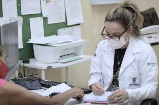 Profissional atendendo paciente no posto de saúde, em Campo Grande (Foto: Divulgação)