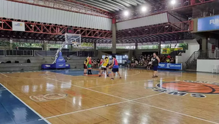 Jogadores disputando partida de basquete no Cemte (Foto: Divulgação) 