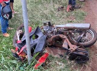 Moto da vítima ficou completamente destruída. (Foto: Divulgação)