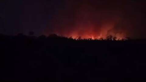 Incêndio que cobre 30 km avança em direção à aldeia indígena