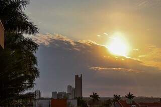 Sol aparece entre nuvens nesta manhã na Capital (Foto: Henrique Kawaminami)