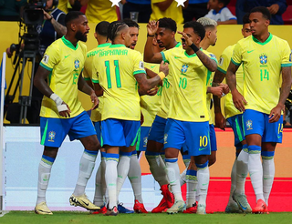 Jogadores comemoram vitória em grupo, no gramado do Mané Garrincha. (Foto: Rafael Ribeiro/CBF)