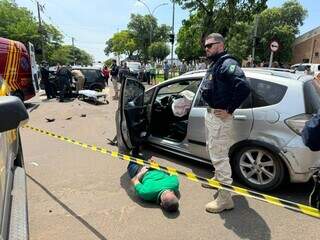 Traficante algemado ao lado do carro onde estavam os 200 kg de maconha (Foto: Jornal da Nova)