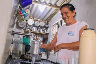 Fátima chegou a ter mais de um acesso para garantir abastecimento; espera pela rede oficial (Foto: Paulo Francis)