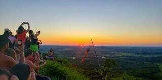 Turistas acompanham pôr do sol no mirante do Morro do Ernesto. (Foto: Arquivo/Campo Grande News)