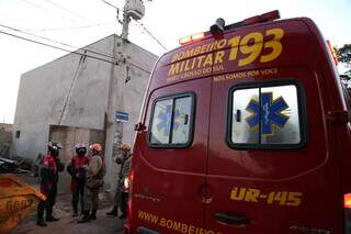 Viatura do Corpo de Bombeiros em frente a obra (Foto: Alex Machado)