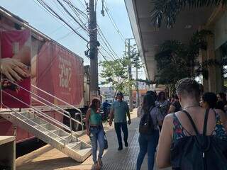 Mulheres esperam na calçada para entrar na unidade móvel do Hospital do Amor. (Foto: Clara Faria)