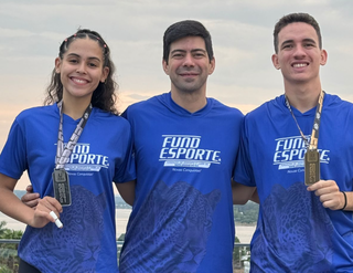 Atletas sul-mato-grossenses e técnico posando para foto em Brasília (Foto: Divulgação)