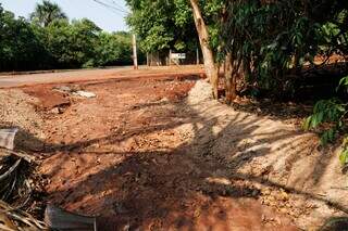 Concretagem nas duas laterais da imagem ajuda a canalizar água de esgoto que desce pela rua (Foto: Antônio Gean de Sousa/Direto das Ruas)