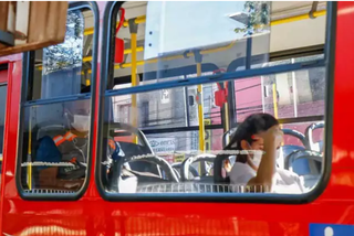 Passageiros usam máscara em ônibus durante pandemia. (Foto: Henrique Kawaminami/Arquivo)