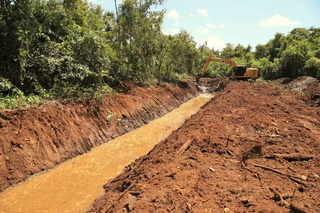 Com o uso de escavadeiras hidráulicas, prefeitura faz obras no Córrego Imbirussu, no Bairro Zé Pereira (Foto: Divulgação)