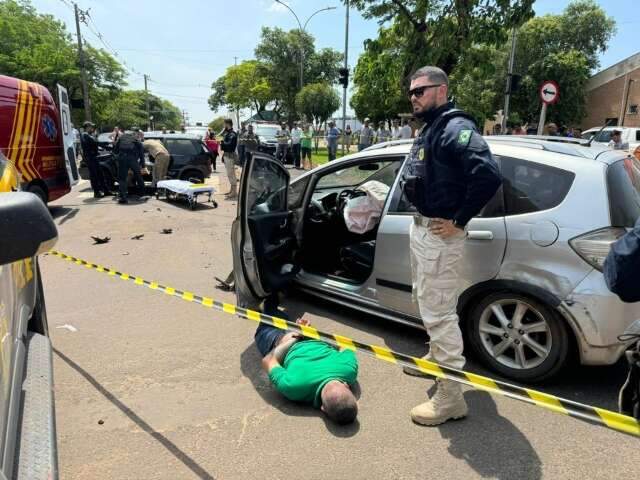 Traficante bate ve&iacute;culo em carro com gr&aacute;vida e crian&ccedil;a durante fuga