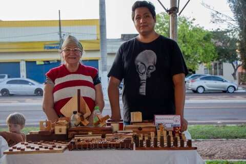 Mãe e filhos uniram talento para criar brinquedos e esculturas em madeira 