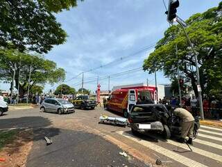 Fiat Uno onde estavam vítimas ficou destruído após batida (Foto: Jornal da Nova)