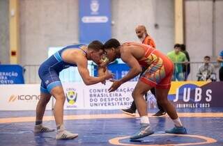 Atleta sul-mato-grossense, Paulo Silva, a direita, em luta de wrestling (Foto: Saulo Cruz/CBDU)