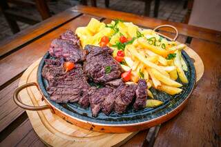 O restaurante é famoso por suas opções robustas e cheias de sabor. (Foto: Divulgação)