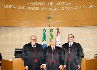 Da esquerda à direita: os eleitos corregedor-geral de Justiça, desembargador Ruy Celso Barbosa Florence; presidente do Tribunal de Justiça, desembargador Sideni Soncini Pimental; e vice-presidente, juiz Vladimir Abreu da Silva (Foto: Divulgação/TJMS)