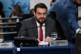 Vereador Cláudio Jordão de Almeida Serra Filho, o “Claudinho Serra” (PSDB), durante sessão ordinária na Câmara Municipal em março deste ano. (Foto: Izaías Medeiros/CMCG)