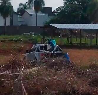 Homem é flagrado depositando lixo em terreno no Santo Antônio